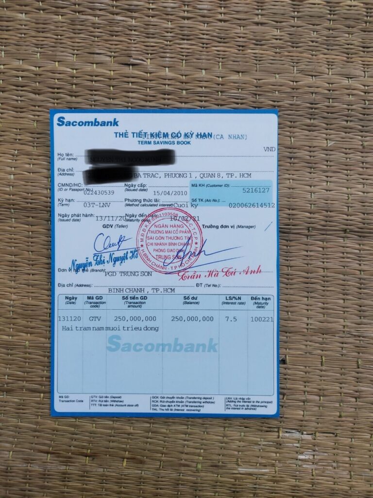 Hình ảnh cuốn sổ tiết kiệm Sacombank phôi chuẩn 100% sắc nét với đầy đủ con dấu đóng tay bằng mực chuyên dụng và chữ ký sống tự nhiên, hỗ trợ chứng minh tài chính nhanh chóng.